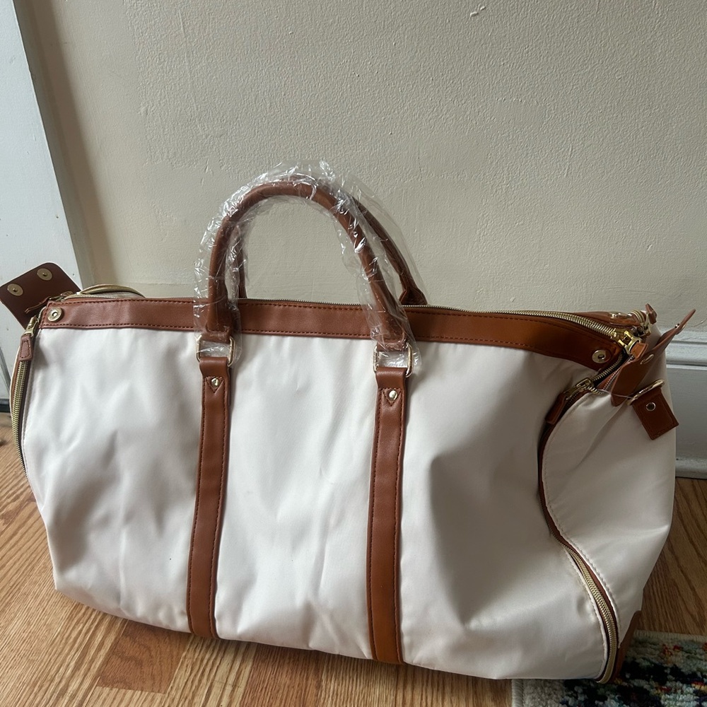 Elegant Cream and Brown Weekend Bag